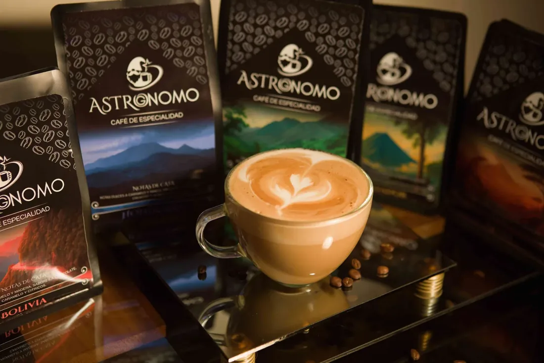 Los ocho orígenes Astrognomo con un latte