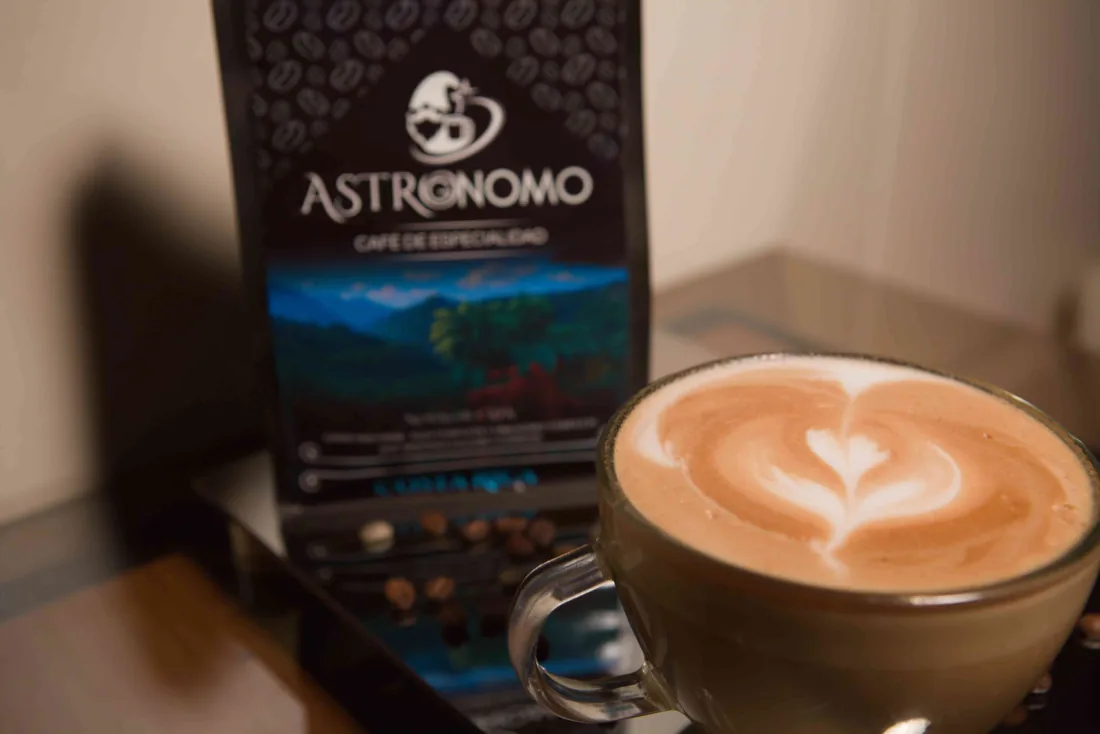 Latte art sobre la mesa