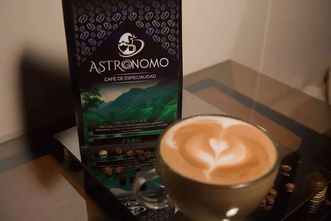 Latte junto a bolsa Perú