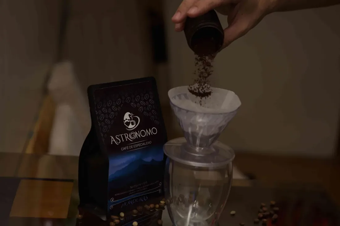 Granos vertiéndose en el dripper