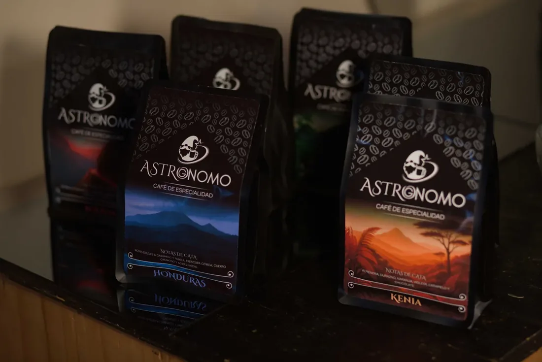 Tres bolsas de café Astrognomo iluminadas